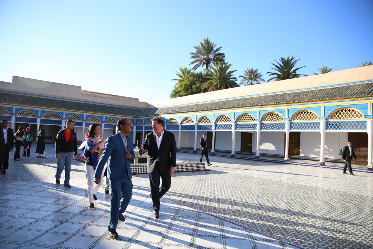 Rachid guiando tour VIP en palacio tradicional