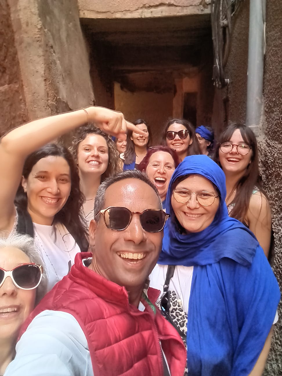 Selfie de Rachid con grupo de turistas en la Medina