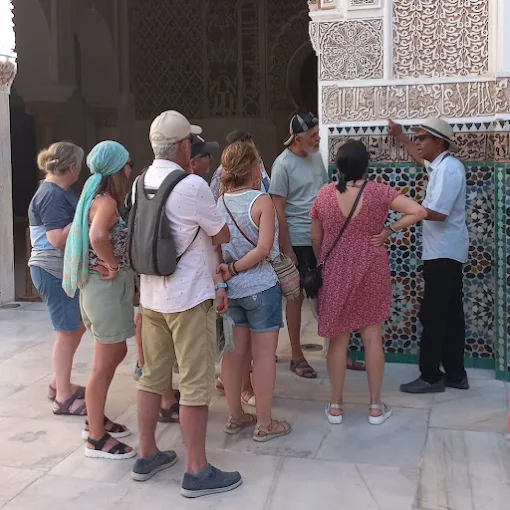 Rachid explicando a turistas