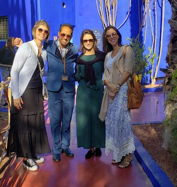 Rachid con turistas en evento profesional